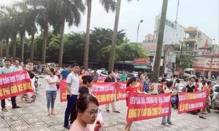 Người dân KĐT Đại Thanh xuống đường căng băng rôn phản đối “Thay đổi nhà cung cấp nước sạch”