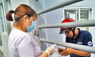 Nhân viên y tế hoạt động 24h/ngày tại khu cách ly 