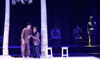 Vai diễn mới mẻ trong vở “Bạch đàn liễu” giúp NSND Trung Anh đạt Huy chương Vàng. Ảnh: KỲ SƠN