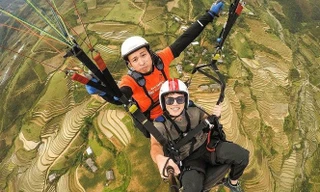 Du khách trải nghiệm bay dù lượn “Mùa nước đổ” ở Mù Cang Chải. Ảnh: P.V 