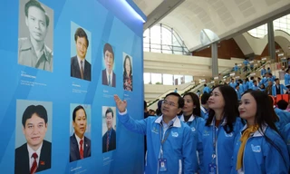 Anh Nguyễn Anh Tuấn, Bí thư thường trực T.Ư Đoàn, tân Chủ tịch T.Ư Hội LHTN Việt Nam khóa VIII giới thiệu với các bạn trẻ về các thế hệ lãnh đạo T.Ư Hội LHTN Việt Nam. Ảnh: Như Ý 