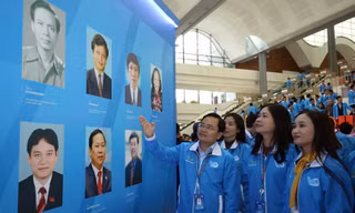 Anh Nguyễn Anh Tuấn, Bí thư thường trực T.Ư Đoàn, tân Chủ tịch T.Ư Hội LHTN Việt Nam khóa VIII giới thiệu với các bạn trẻ về các thế hệ lãnh đạo T.Ư Hội LHTN Việt Nam. Ảnh: Như Ý 