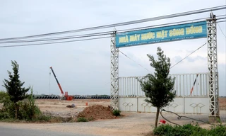 Công trường xây dựng Nhà máy nước mặt sông Hồng (xã Liên Hồng, Đan Phượng, Hà Nội) vẫn chỉ là mặt bằng “sạch”, dù theo kế hoạch phải đưa vào sử dụng từ năm 2018. Ảnh: Phạm Thanh