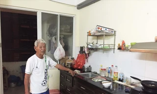 Ông Hoàng Danh Ti trong căn hộ tạm cư.      Ảnh: P.V