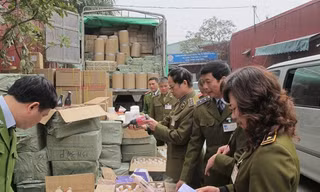 Hàng lậu tràn ngập thị trường. Ảnh: PV