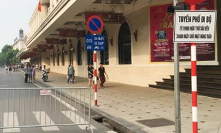 Phố đi bộ xung quanh hồ Hoàn Kiếm vào cuối tuần. Ảnh: A. Trọng