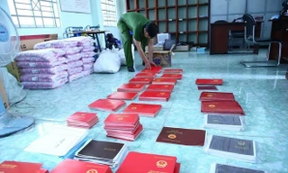 Phôi văn bằng chứng chỉ bị cơ quan chức năng Hà Nội thu giữ. ảnh: PV