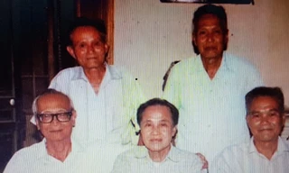 Con trai, con rể cụ Nguyễn Văn Vĩnh (ông Nguyễn Phổ hàng đầu, ngồi giữa)