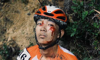 Một cua rơ dính chấn thương trên đèo Le (Quảng Nam). Ảnh: CTV