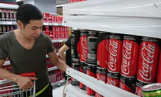 Một gian hàng nước giải khát Coca-Cola bày bán trong siêu thị ở Việt Nam. Ảnh: Như Ý