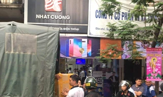 Cảnh sát khám xét và thu giữ nhiều tài liệu, vật chứng tại cửa hàng Nhật Cường ngày 9/5. ảnh: anh tuấn