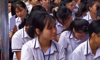Nhiều em học sinh xúc động, thấm thía với những câu chuyện về cha, mẹ. Ảnh: Duy Chiến 
