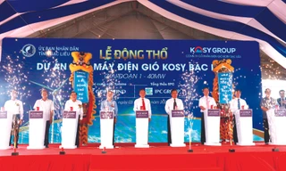 Đại diện lãnh đạo tỉnh Bạc Liêu và Tập đoàn Kosy thực hiện nghi thức động thổ Nhà máy điện gió Kosy Bạc Liêu