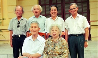 Bộ tứ sử học (từ trái qua) Trần Quốc Vượng, Đinh Xuân Lâm, Hà Văn Tấn, Phan Huy Lê chụp ảnh cùng ông bà GS Trần Văn Giàu