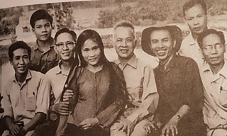 Từ trái qua Anh hùng Trần Thị Lý, LS Nguyễn Hữu Thọ, Trình Quang Phú (mũ tai bèo) 