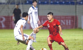 Tiền vệ Trần Văn Bửu (phải) được HLV Dương Hồng Sơn tiến cử cho HLV Park Hang Seo 