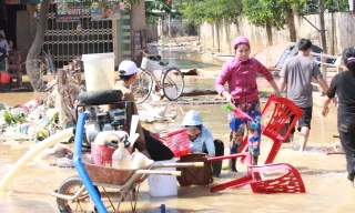 Sau lũ, đời sống người dân lâm vào cảnh khó khăn, túng quẫn đói nghèo, nguy cơ dịch bệnh
