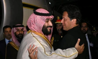 Thủ tướng Pakistan Imran Khan đón Thái tử Ả-rập Xê-út Mohammed bin Salman tại sân bay quân sự ở Rawalpindi, Pakistan.ảnh: Getty Images