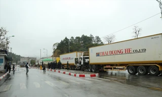 Xe hàng xuất khẩu qua cửa khẩu Hữu Nghị nhỏ giọt. Ảnh: Duy Chiến