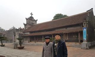 Ông Ngô Xuân Tựa (trái) và nhà báo Phạm Thanh. Ảnh: xuân ba 