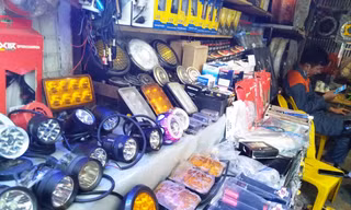 Người mua dễ dàng tìm cho mình những linh kiện đèn xe ô tô, xe máy với mức giá rất rẻ. Ảnh: Võ Hóa