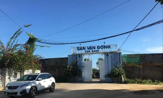 Khoảng 18.000 m2 “đất vàng” sân vận động Cam Ranh chỉ được cho thuê hơn 3,5 triệu đồng/tháng. Ảnh Lữ Hồ