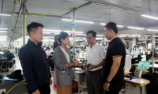 Các nhà sáng lập của Retex đang trao đổi với trợ lý giám đốc Công ty Phú Tường (thứ 2 từ phải sang) về các vấn đề kỹ thuật của Retex. Ảnh: Giang Thanh