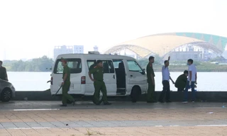 Công an khám nghiệm hiện trường nơi phát hiện một phần thi thể nạn nhân. Ảnh : Nguyễn Thành 