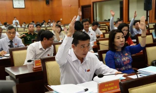 Chủ tịch UBND TPHCM Nguyễn Thành Phong trao quyết định chuẩn y của Thủ tướng cho 4 phó chủ tịch tháng 8/2016. Ảnh: H.T