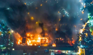 Vụ cháy nghiêm trọng tại Công ty cổ phần Bóng đèn phích nước Rạng Đông hôm 28/8. Ảnh Mạnh Thắng