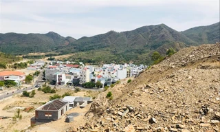 Núi Cô Tiên bị cày xới này có thể đổ ập xuống khu dân cư bất cứ lúc nào không hay 