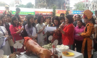 Mâm cỗ không thể thiếu món thịt lợn quay, đặc sản của địa phương. ảnh: Duy Chiến 