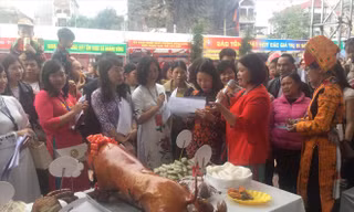 Mâm cỗ không thể thiếu món thịt lợn quay, đặc sản của địa phương. ảnh: Duy Chiến 