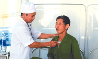 Các bác sĩ Trung tâm Y tế huyện Ia H’Drai tận tình thăm khám sức khỏe cho người dân vùng biên