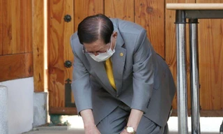 Ông Lee Man-hee, người đứng đầu giáo phái Tân Thiên Địa, quỳ gối xin lỗi chính phủ và người dân Hàn Quốc ngày 2/3. Ảnh: EPA 