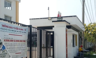 Biển tuyển lao động ở Bình Dương cũng “ế”, không mấy người ngó ngàng. Ảnh: Hương Chi 