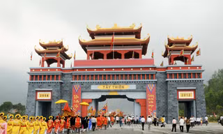 Cổng Tam Quan – hướng chính dẫn vào danh thắng Tây Thiên. Ảnh: Lê Tâm 