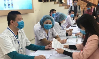 Thanh niên đăng ký thử nghiệm vắc-xin Nano Covax. Ảnh: Th.Hà 