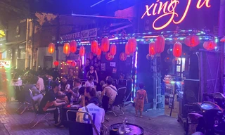 Quán nhậu trên đường Phạm Văn Đồng mở nhạc quá lớn bị xử phạt. Ảnh: Ngô Bình