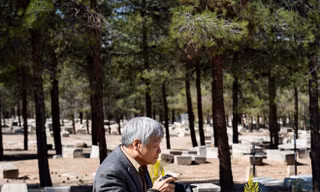 Nhiếp ảnh gia Nguyễn Đình Toán tác nghiệp trước mộ Alexandre de Rhodes