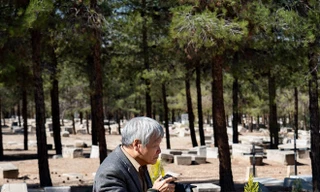 Nhiếp ảnh gia Nguyễn Đình Toán tác nghiệp trước mộ Alexandre de Rhodes