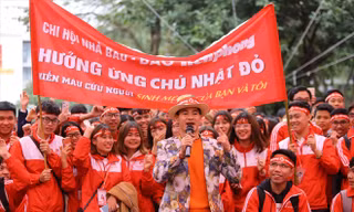 NSƯT Xuân Bắc khiến sinh viên phát cuồng tại Chủ nhật Đỏ sáng 6/1 ở ĐH Bách khoa Hà Nội. Ảnh: NH 