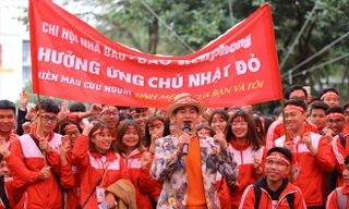 NSƯT Xuân Bắc khiến sinh viên phát cuồng tại Chủ nhật Đỏ sáng 6/1 ở ĐH Bách khoa Hà Nội. Ảnh: NH 