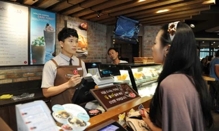 Du học sinh làm thêm để trang trải việc học 