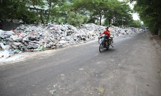 Rác chất đống, bốc mùi hôi thối dài hơn 1km đường Tân Mỹ (Nam Từ Liêm, Hà Nội)