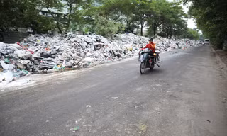 Rác chất đống, bốc mùi hôi thối dài hơn 1km đường Tân Mỹ (Nam Từ Liêm, Hà Nội)