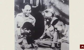 Ban chỉ huy Trung đoàn 88 (Trung đoàn Tu Vũ), Đại đoàn 308 báo cáo tình hình đơn vị với Chủ tịch Hồ Chí Minh và Đại tướng Võ Nguyên Giáp trong chiến dịch Biên giới, năm 1950. (Ảnh tư liệu Bảo tàng Lịch sử Quân sự Việt Nam)