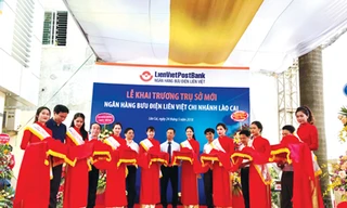 Ông Phạm Doãn Sơn, Tổng giám đốc LienVietPostBank (thứ hai bên tay phải vào) tại lễ cắt băng khai trương chi nhánh Lào Cai tháng 5/2018 