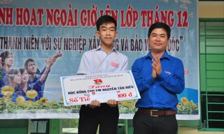 Em Nguyễn Tấn Hiếu nhận bằng khen và học bổng của các đơn vị sau hành động đẹp của mình. Ảnh: H.V 