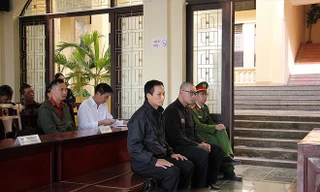 Cha con ông Tuấn, Bình tại phòng xét xử sáng 26/11